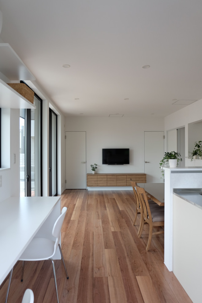 Wohnzimmer mit weißer Wandfarbe, dunklem Holzboden, TV-Wand, braunem Boden, Tapetendecke und Tapetenwänden in Sonstige