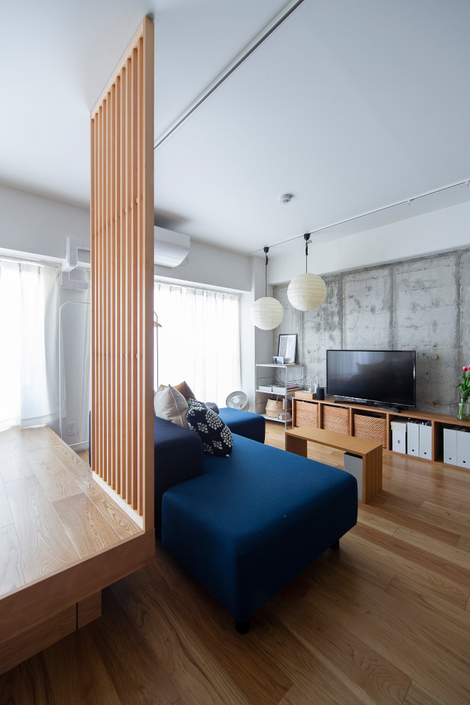 Cette image montre un petit salon urbain ouvert avec un mur blanc, un sol en bois brun, aucune cheminée, un sol marron et un plafond en papier peint.