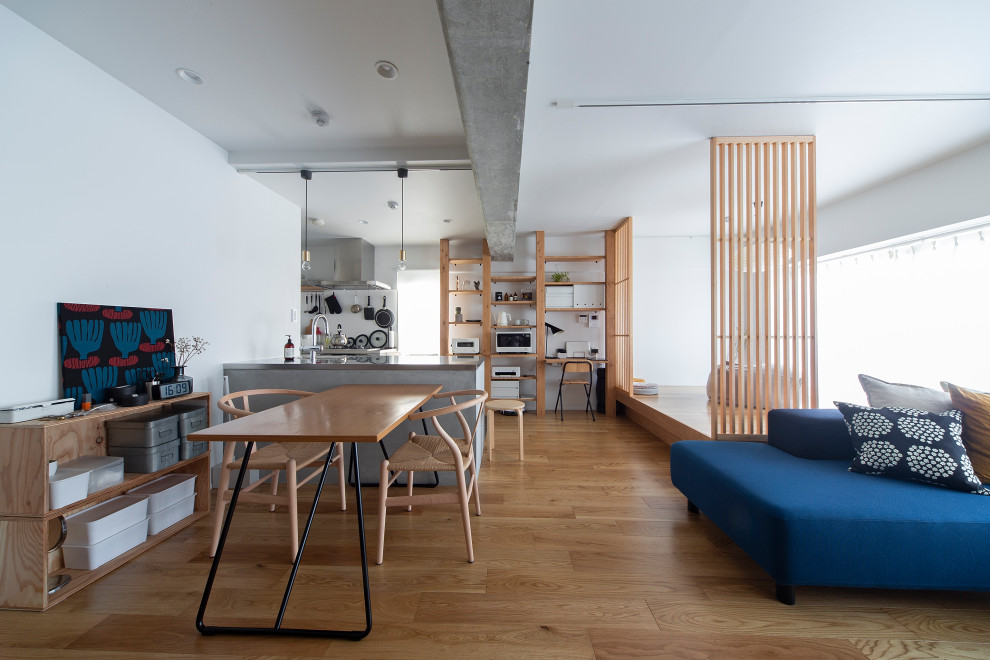 Imagen de salón abierto minimalista pequeño sin chimenea con paredes blancas, suelo de madera en tonos medios, suelo marrón, papel pintado y papel pintado