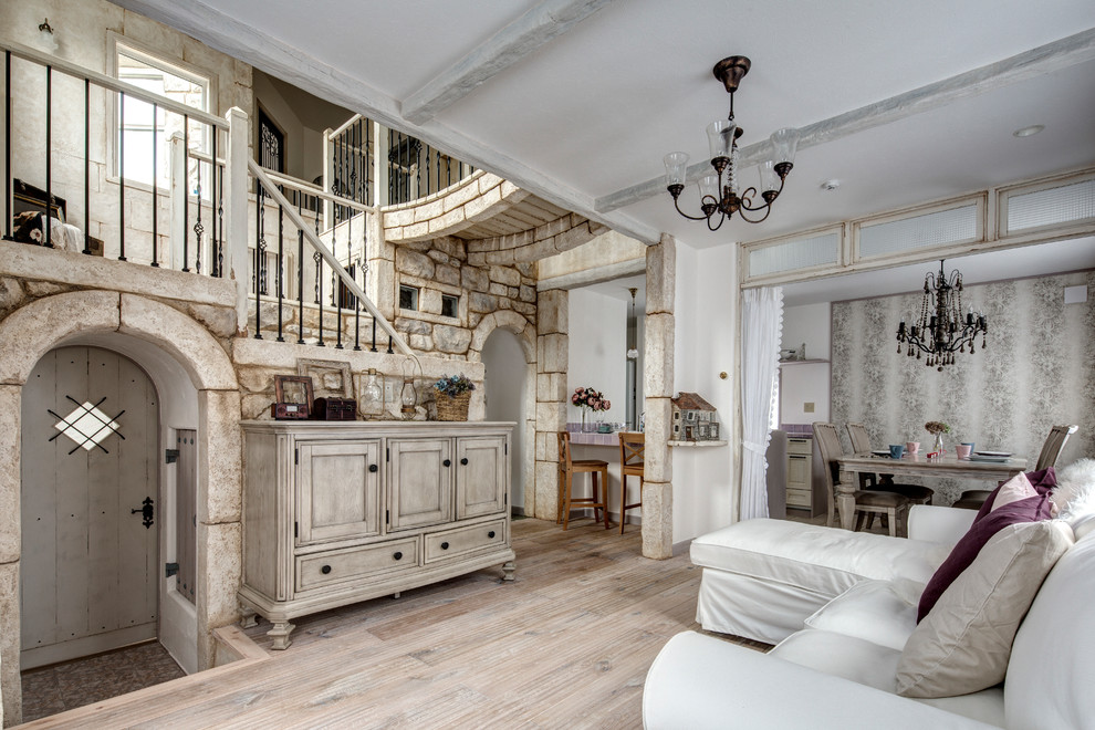 Ispirazione per un soggiorno classico con pareti multicolore, pavimento in legno verniciato e pavimento grigio
