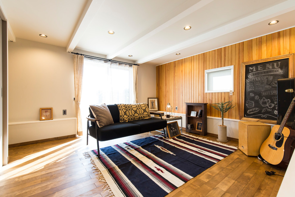 Landhausstil Wohnzimmer mit bunten Wänden, braunem Holzboden und braunem Boden in Sonstige