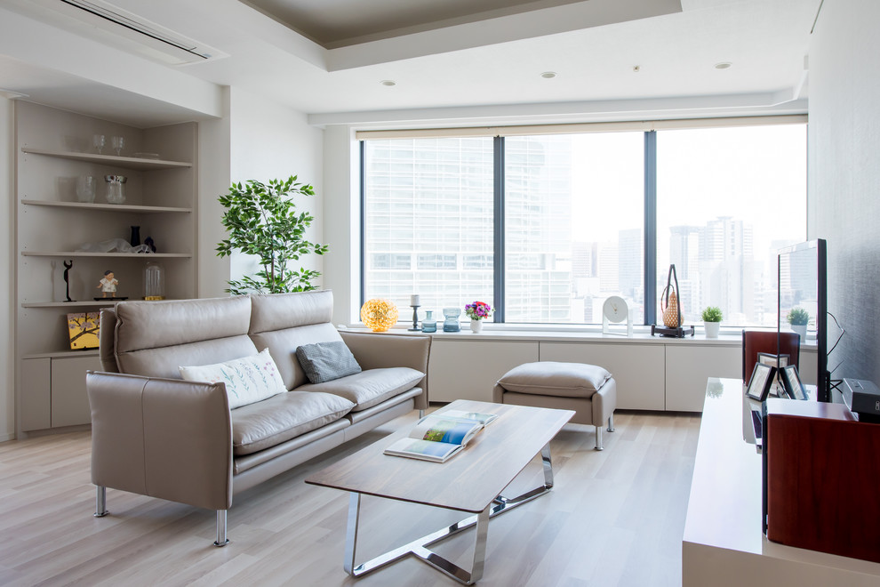 Foto de salón abierto moderno de tamaño medio con paredes blancas, suelo de madera pintada, televisor independiente y suelo gris