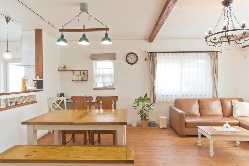 Eklektisches Wohnzimmer mit weißer Wandfarbe, braunem Holzboden und braunem Boden in Sonstige