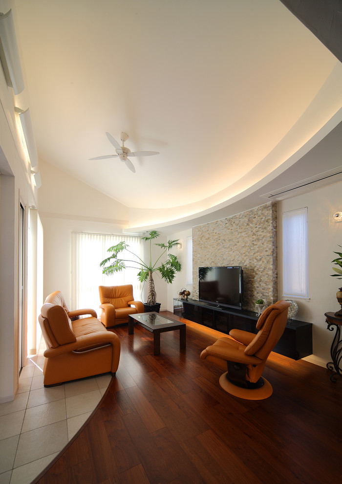 Идея дизайна: гостиная комната среднего размера в стиле ретро с отдельно стоящим телевизором, белыми стенами, коричневым полом и паркетным полом среднего тона
