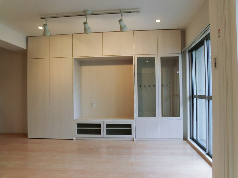 Example of a minimalist open concept light wood floor living room design in Tokyo with white walls