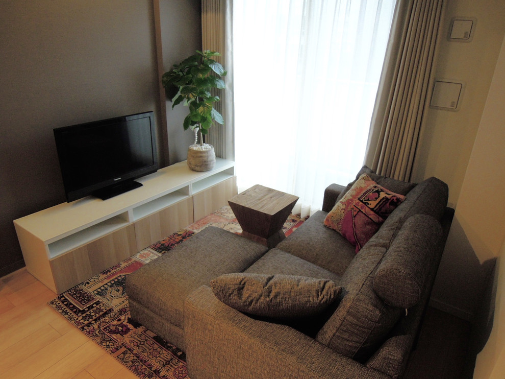 Ejemplo de salón abierto sin chimenea con paredes grises, suelo de contrachapado, televisor independiente y suelo beige