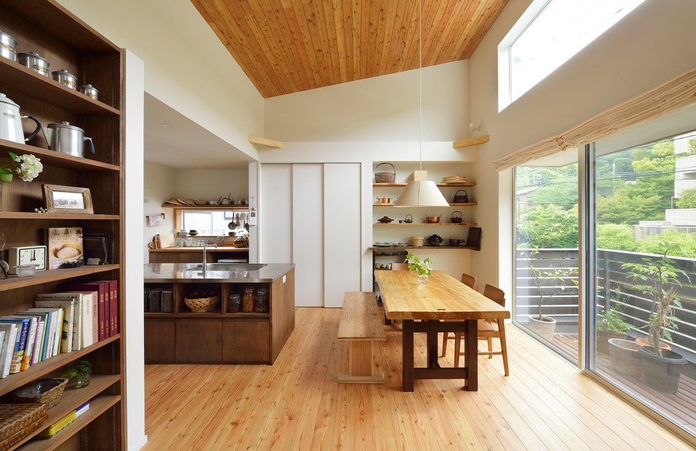 Exemple d'un petit salon moderne ouvert avec un mur blanc, un sol en bois brun, aucune cheminée, un téléviseur indépendant et un sol marron.