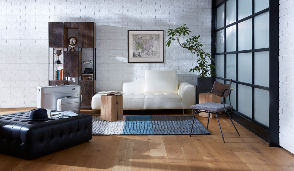 Foto de salón urbano con paredes blancas, suelo de madera en tonos medios y suelo marrón