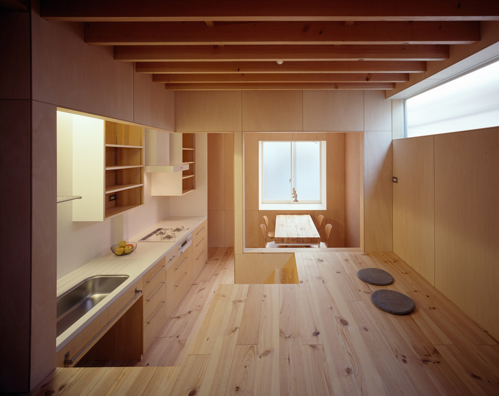 Kleines, Offenes Skandinavisches Wohnzimmer ohne Kamin mit beiger Wandfarbe, hellem Holzboden, freistehendem TV, beigem Boden, freigelegten Dachbalken und Holzwänden in Tokio