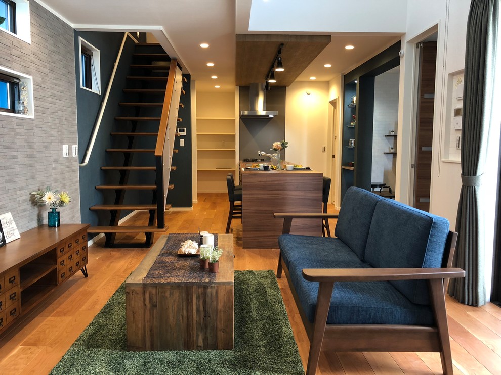 Immagine di un soggiorno moderno di medie dimensioni e aperto con pareti multicolore, pavimento in legno massello medio e pavimento marrone