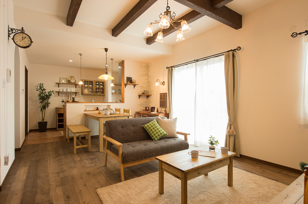 Esempio di un soggiorno mediterraneo con pareti bianche, pavimento in legno massello medio e pavimento marrone