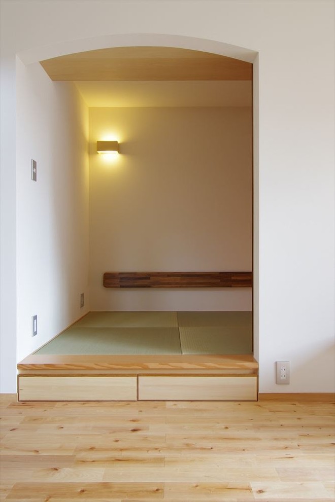 Ispirazione per un soggiorno minimalista chiuso con sala formale, pareti bianche, pavimento in tatami, nessun camino e nessuna TV
