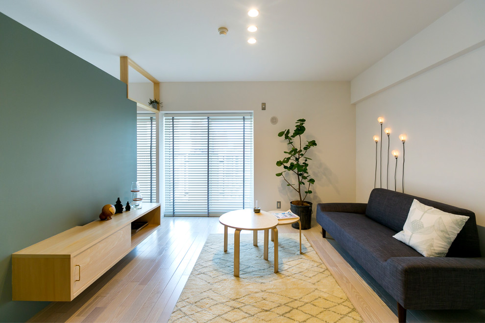 Свежая идея для дизайна: гостиная комната в скандинавском стиле с разноцветными стенами, деревянным полом и бежевым полом - отличное фото интерьера