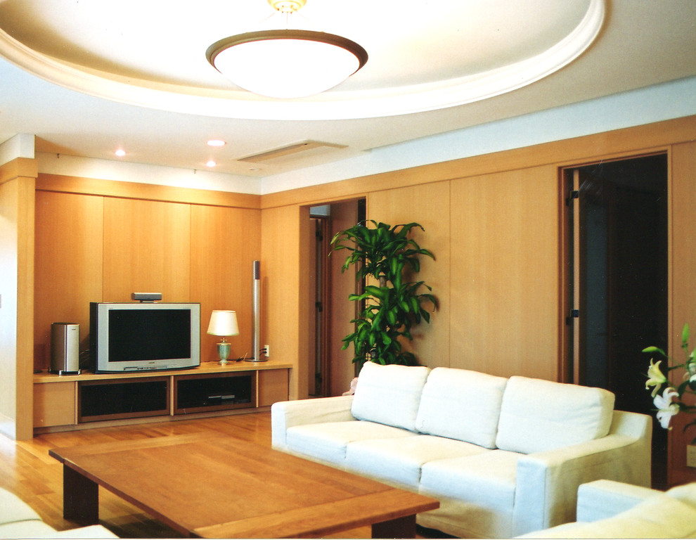Repräsentatives, Abgetrenntes Modernes Wohnzimmer mit gebeiztem Holzboden und braunem Boden in Yokohama