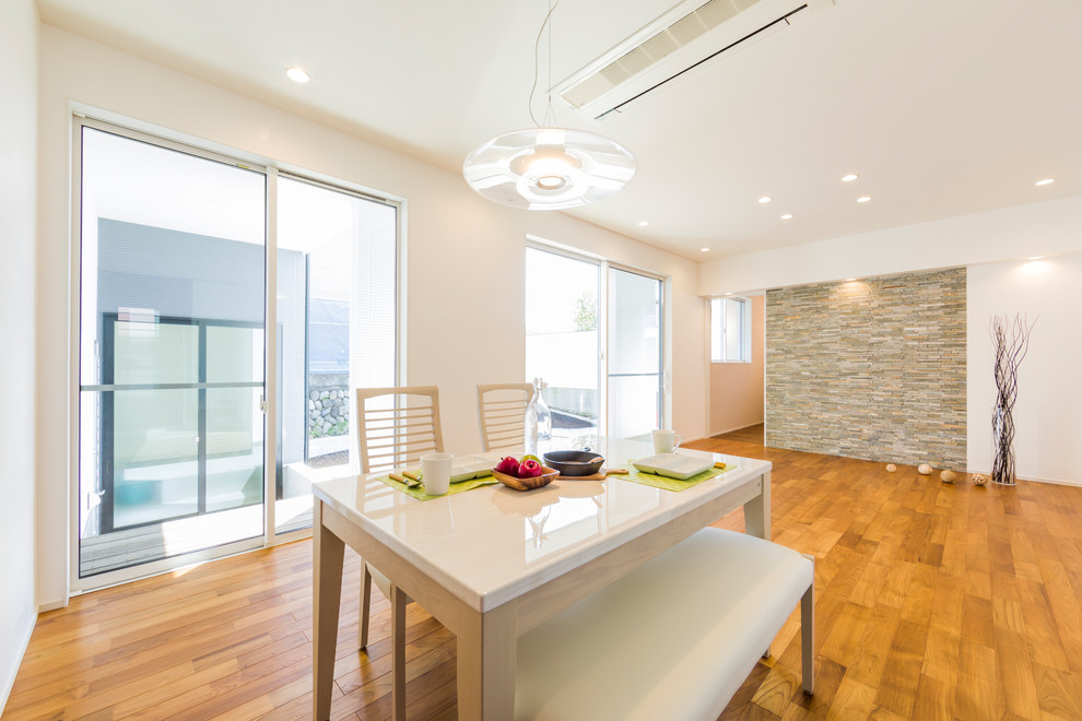 Immagine di un soggiorno moderno aperto con pareti bianche, pavimento in legno massello medio e pavimento beige