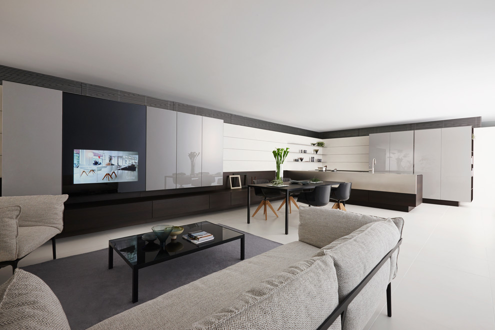 Diseño de salón abierto minimalista sin chimenea con televisor retractable y paredes blancas