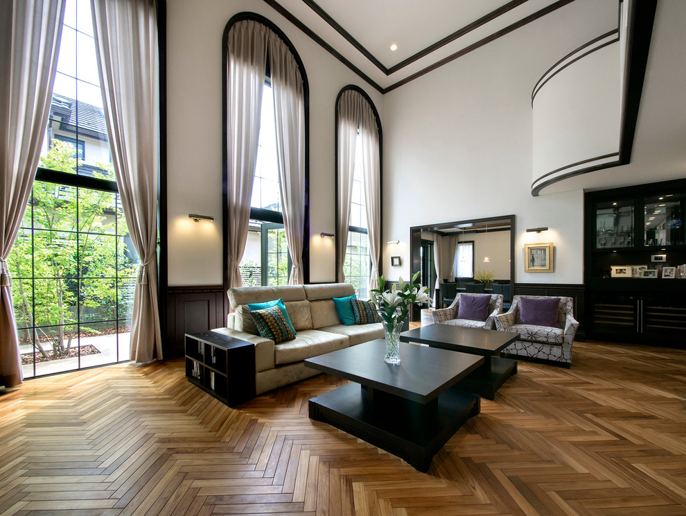 Стильный дизайн: гостиная комната в классическом стиле с белыми стенами, паркетным полом среднего тона и красивыми шторами - последний тренд