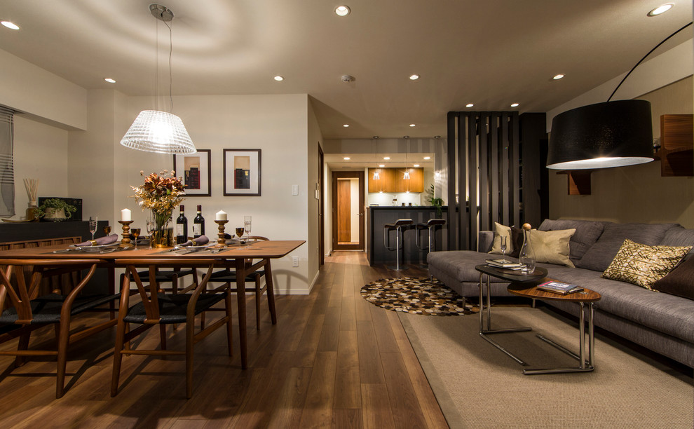 Idee per un soggiorno contemporaneo con pareti bianche e pavimento in legno massello medio