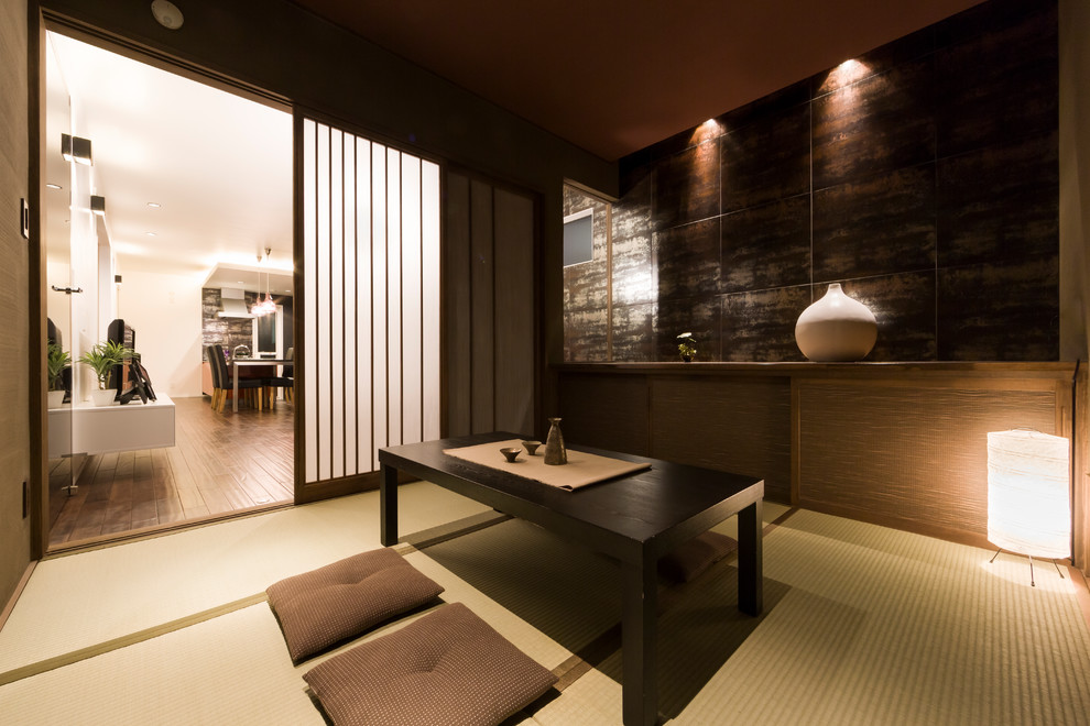 Bild på ett funkis vardagsrum, med svarta väggar, tatamigolv, en fristående TV och grönt golv