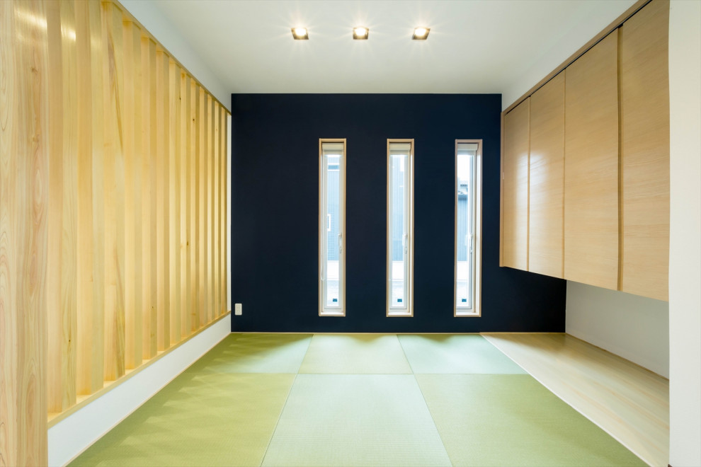 Esempio di un soggiorno minimalista di medie dimensioni e aperto con pareti bianche, pavimento in legno verniciato, nessun camino e pavimento beige