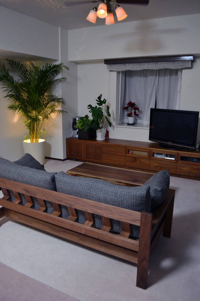 This is an example of a contemporary living room in Yokohama.
