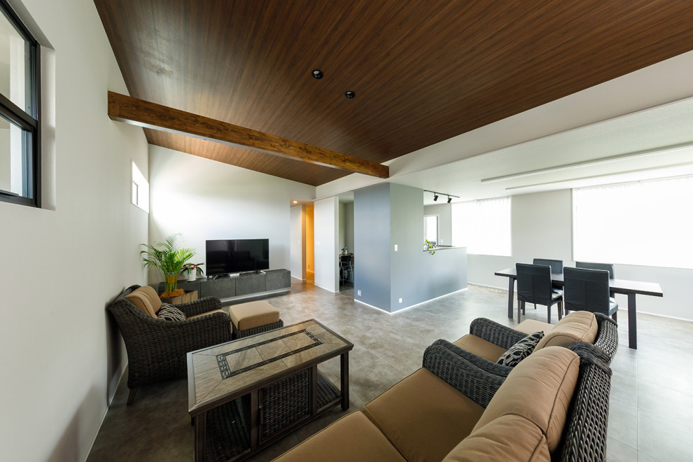 Пример оригинального дизайна: парадная, открытая гостиная комната среднего размера в стиле модернизм с белыми стенами, полом из керамогранита, отдельно стоящим телевизором, бежевым полом, потолком с обоями и обоями на стенах