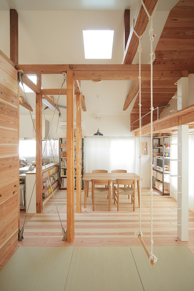 Inspiration for a contemporary living room in Yokohama.