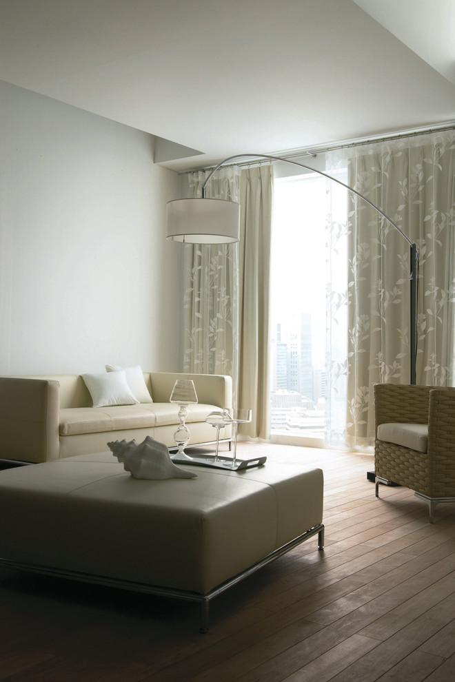 На фото: гостиная комната в современном стиле с белыми стенами и светлым паркетным полом без камина, телевизора с