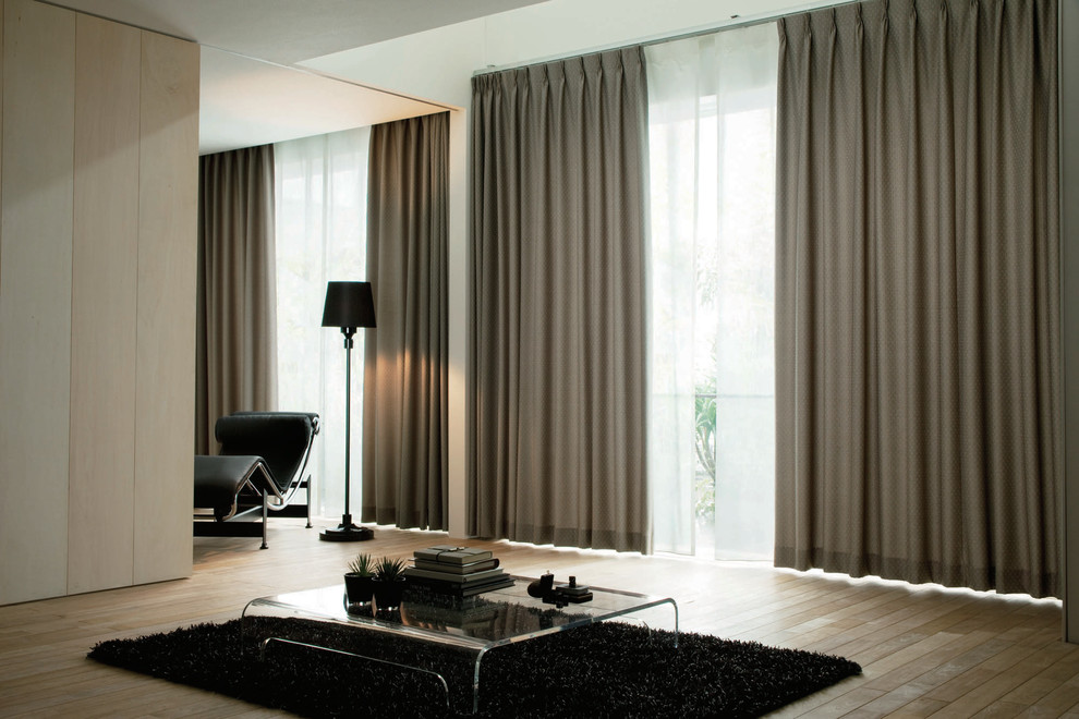 Foto de salón contemporáneo sin chimenea y televisor con paredes blancas y suelo de madera clara