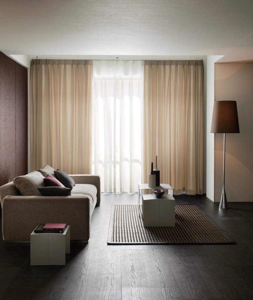 Foto di un soggiorno contemporaneo con pareti bianche, pavimento in legno massello medio, nessun camino e nessuna TV