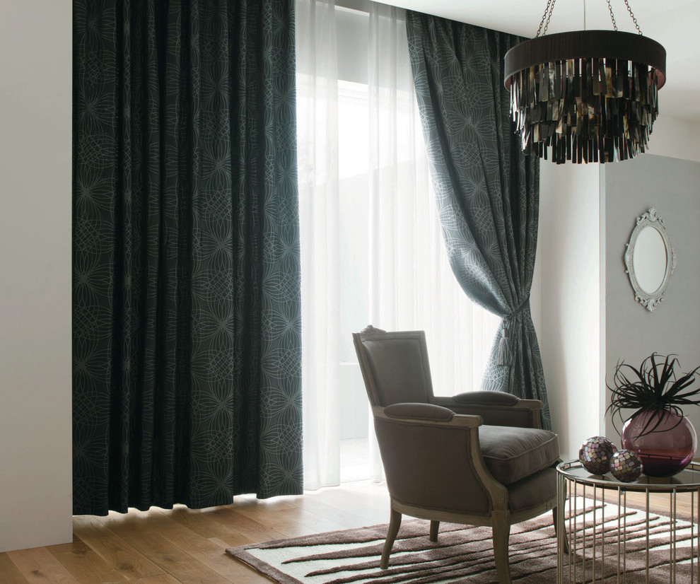 Стильный дизайн: гостиная комната в современном стиле с серыми стенами и паркетным полом среднего тона без камина, телевизора - последний тренд