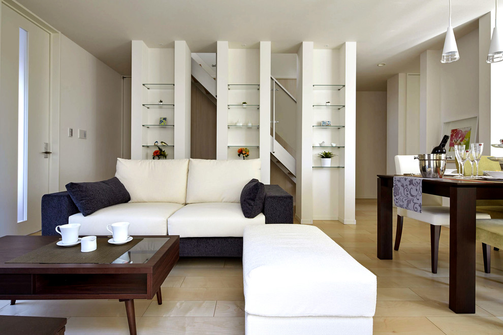 Repräsentatives, Offenes Modernes Wohnzimmer mit weißer Wandfarbe in Sonstige