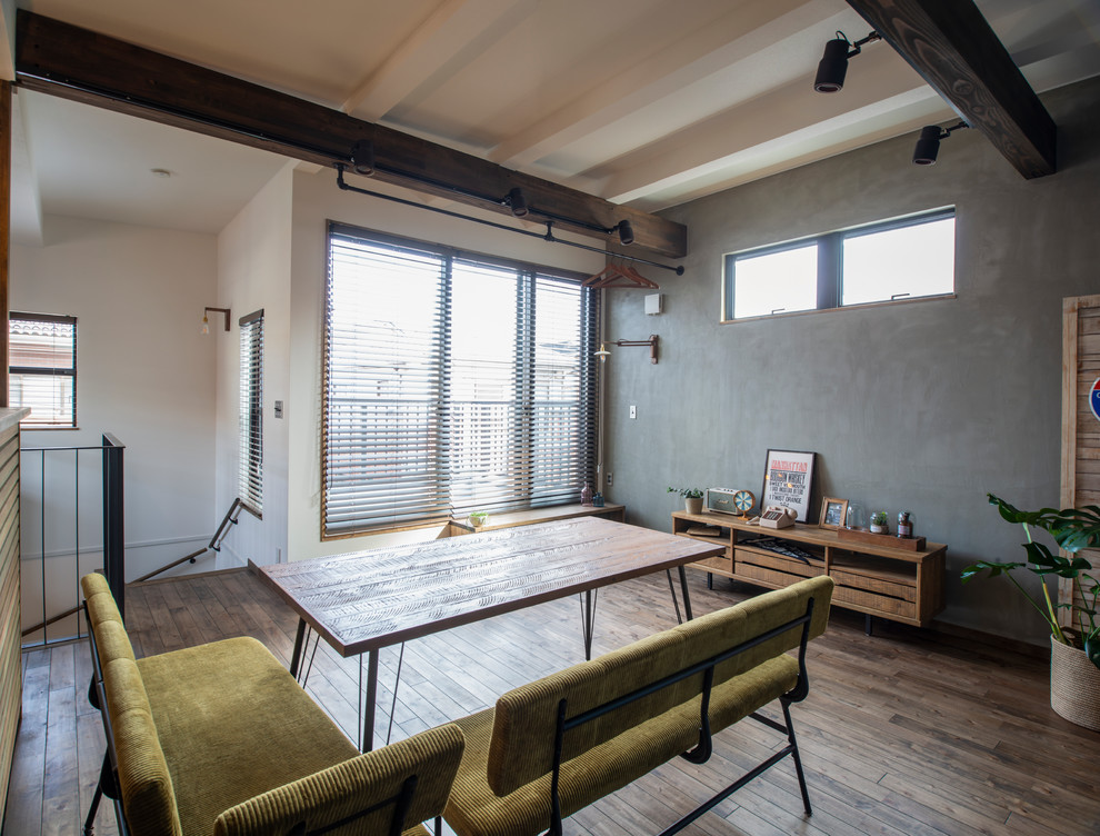 Mittelgroßes, Offenes Industrial Wohnzimmer mit grauer Wandfarbe, dunklem Holzboden, TV-Wand und braunem Boden in Sonstige