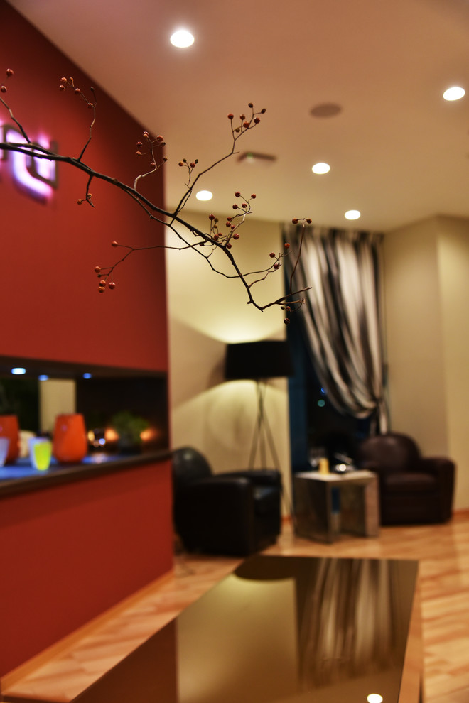 Ejemplo de salón ecléctico de tamaño medio sin televisor y chimenea con paredes multicolor, suelo de contrachapado y suelo marrón