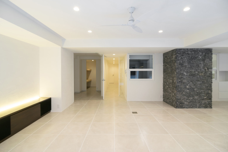 Large modern open plan living room in Tokyo with white walls, porcelain flooring and white floors.