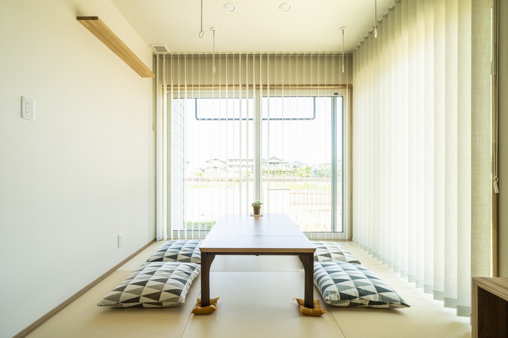 Foto de salón abierto de estilo zen de tamaño medio sin chimenea con paredes blancas, suelo de madera clara, televisor independiente y suelo marrón