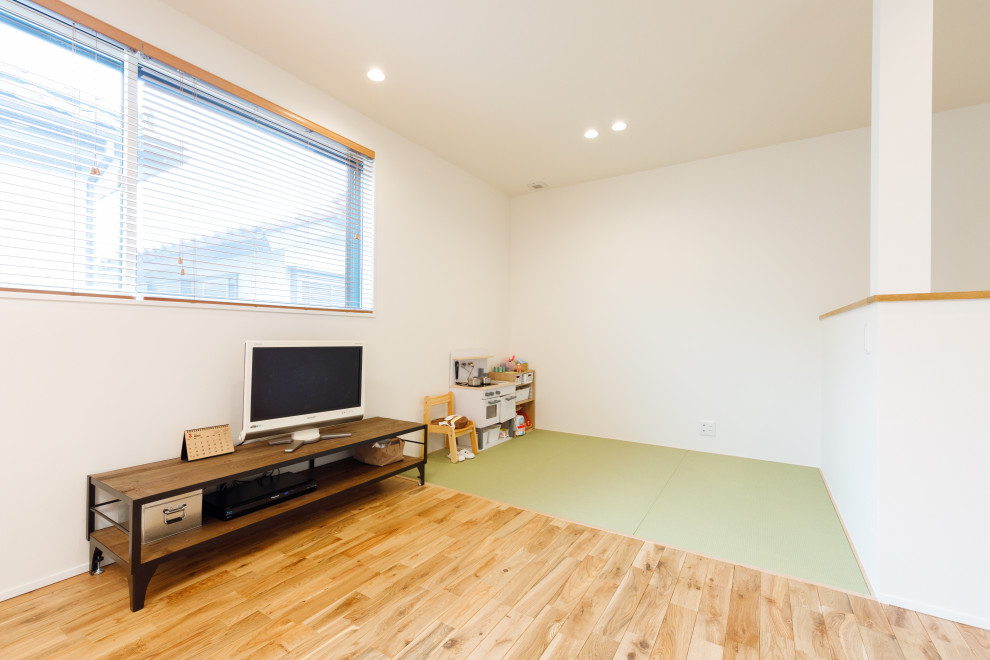 Exempel på ett litet minimalistiskt allrum med öppen planlösning, med vita väggar, mellanmörkt trägolv, brunt golv, ett finrum och en fristående TV