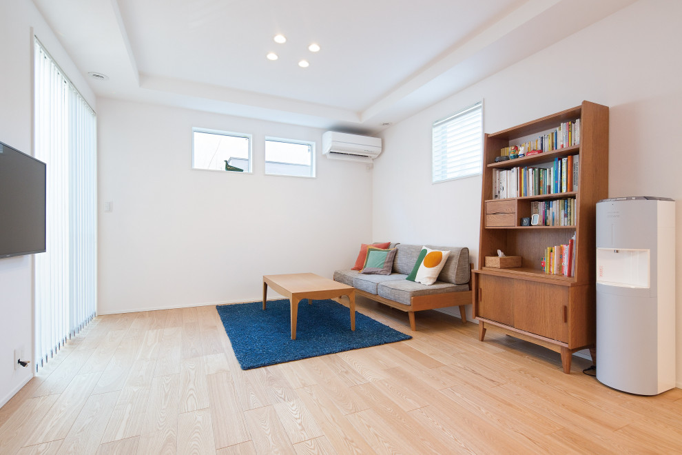 Mittelgroßes, Repräsentatives, Offenes Modernes Wohnzimmer mit weißer Wandfarbe, braunem Holzboden, TV-Wand und beigem Boden in Tokio