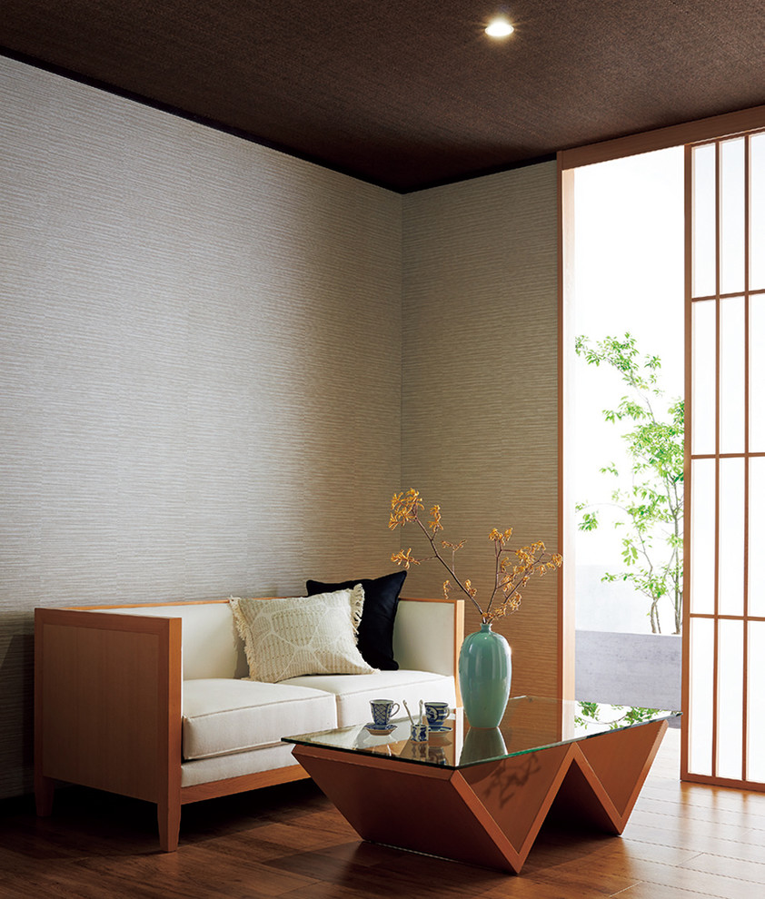 Asiatisches Wohnzimmer mit beiger Wandfarbe und braunem Holzboden in Sonstige