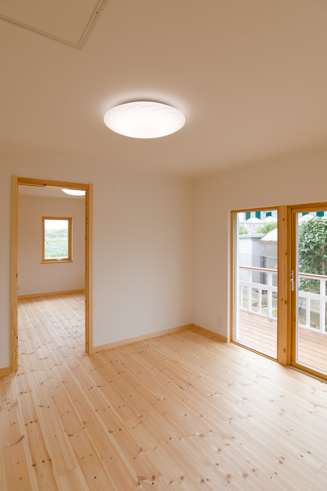 Inspiration för ett litet minimalistiskt separat vardagsrum, med vita väggar, ljust trägolv och beiget golv