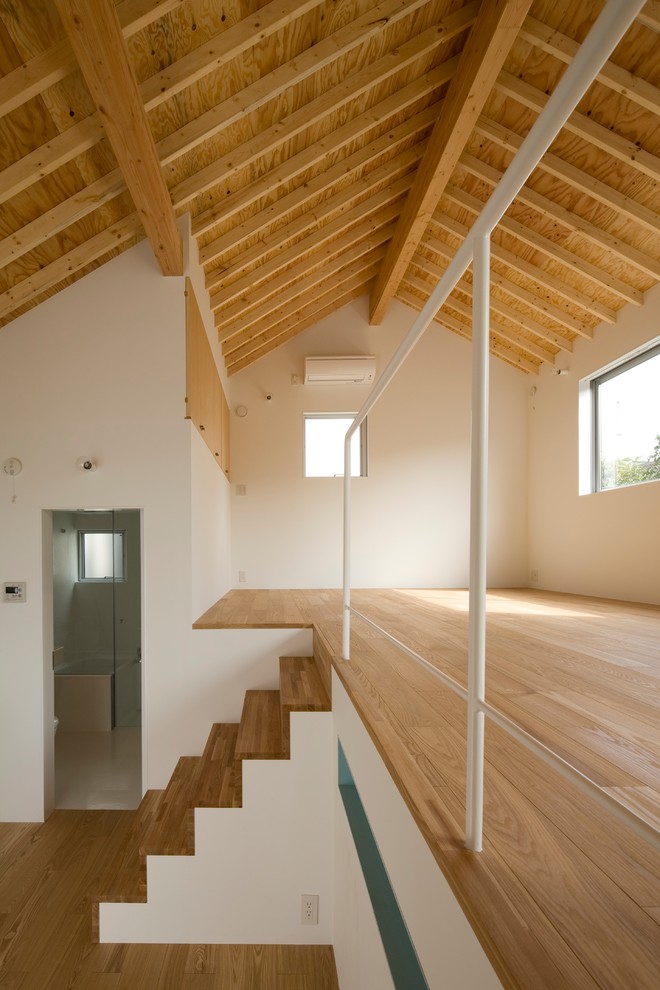 Inspiration för ett litet funkis loftrum, med ett finrum, orange väggar, plywoodgolv och brunt golv
