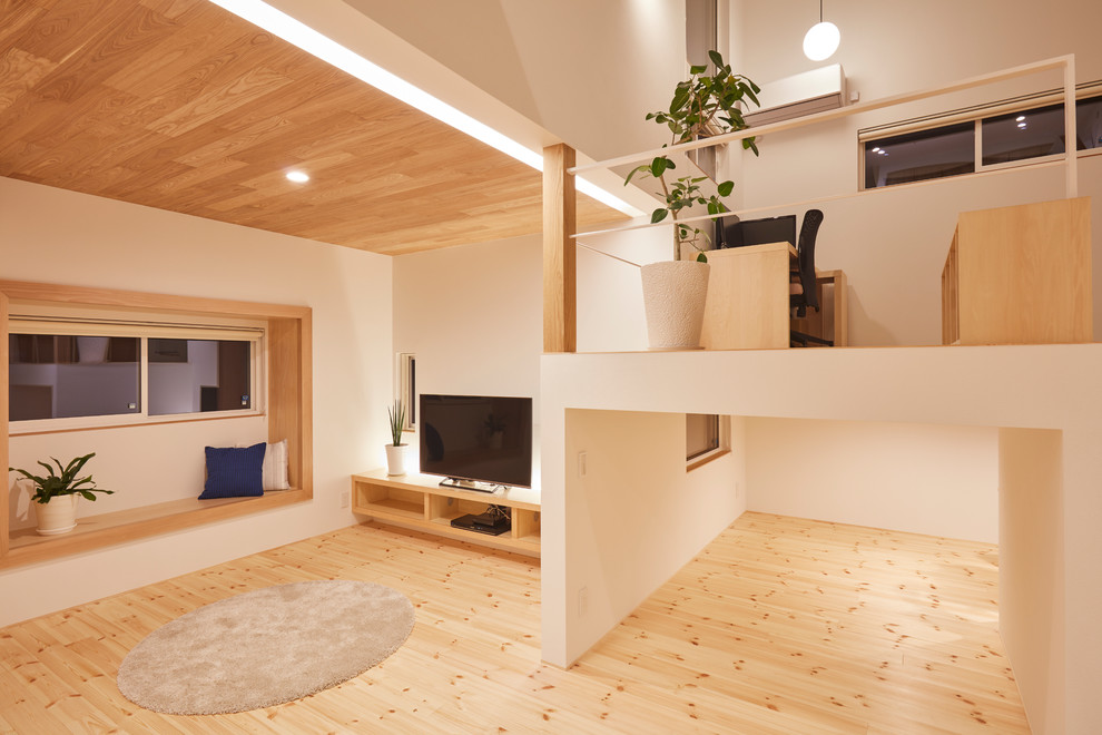Idée de décoration pour un salon minimaliste de taille moyenne et ouvert avec un mur blanc, parquet clair, un téléviseur indépendant et un sol beige.