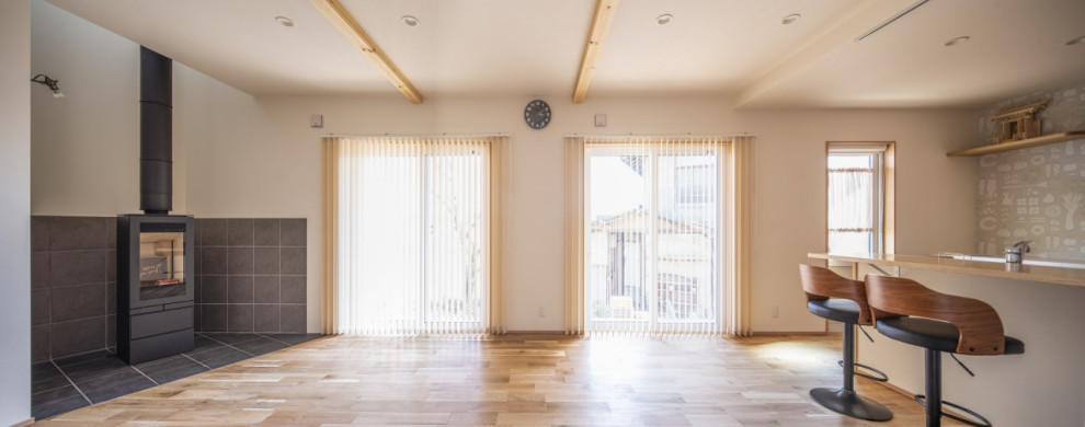 Esempio di un soggiorno moderno di medie dimensioni e chiuso con pareti bianche, pavimento in tatami, stufa a legna, cornice del camino piastrellata, pavimento beige, soffitto in carta da parati e carta da parati