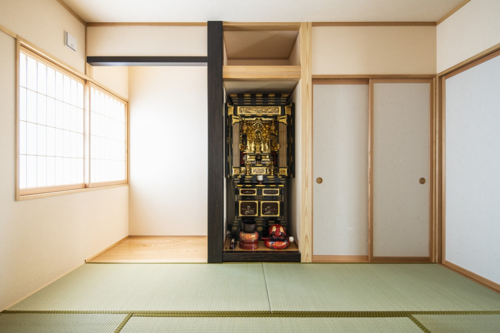 Exemple d'un salon moderne de taille moyenne et fermé avec un mur blanc, un sol de tatami, un poêle à bois, un manteau de cheminée en carrelage, un sol beige, un plafond en papier peint et du papier peint.