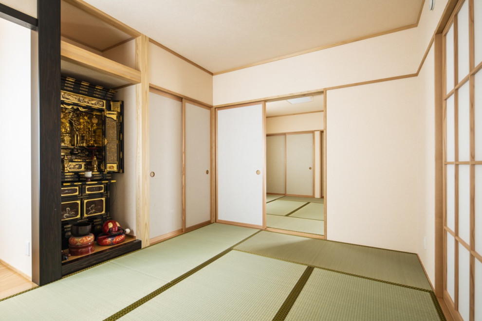 Immagine di un soggiorno minimalista di medie dimensioni e chiuso con pareti bianche, pavimento in tatami, stufa a legna, cornice del camino piastrellata, pavimento beige, soffitto in carta da parati e carta da parati