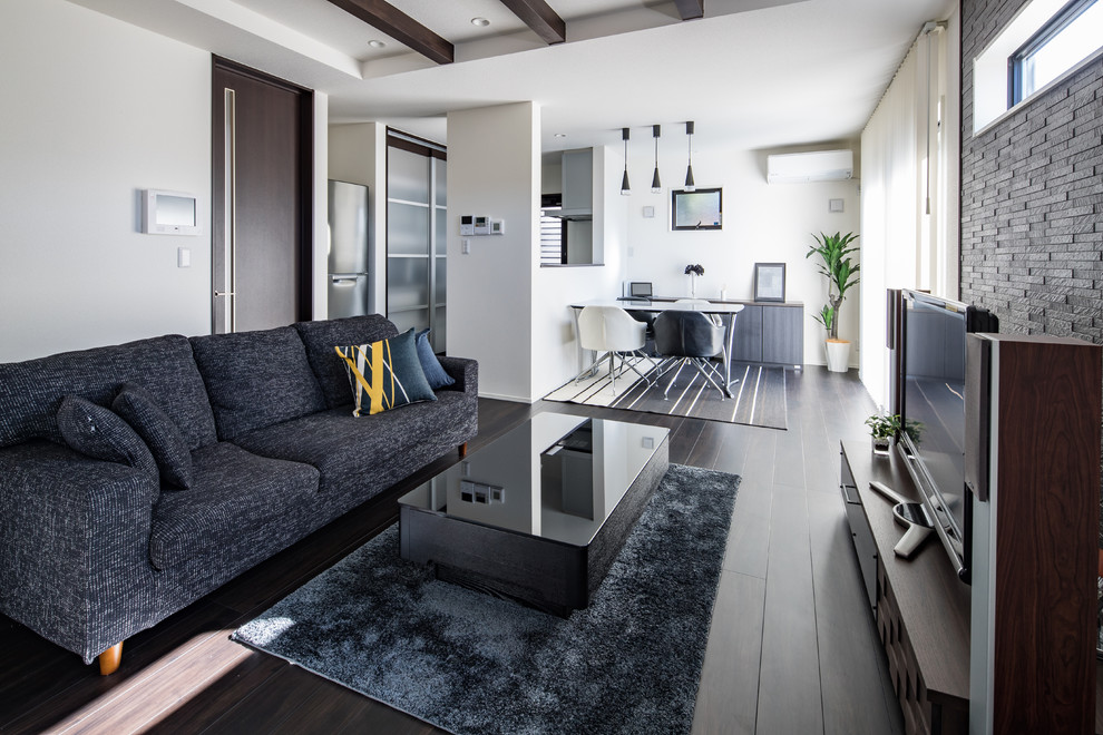 Immagine di un soggiorno moderno aperto con pareti bianche, TV autoportante, pavimento marrone e parquet scuro