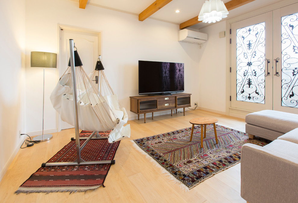 Idee per un soggiorno moderno con pareti bianche, parquet chiaro, TV autoportante e pavimento beige
