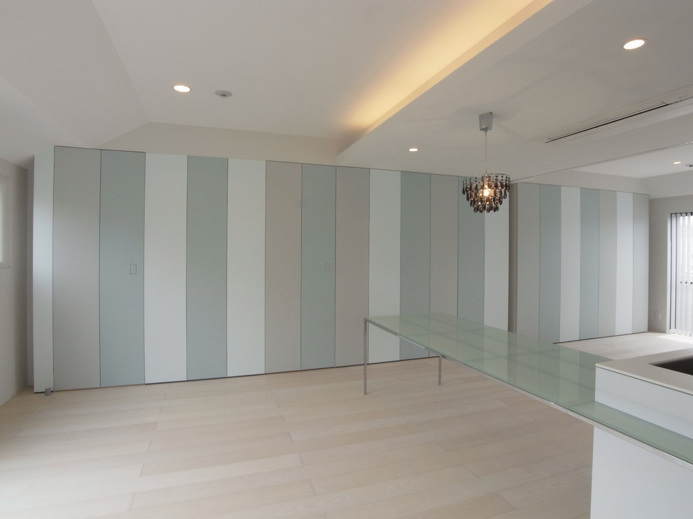 Offenes Modernes Wohnzimmer mit blauer Wandfarbe, Sperrholzboden und beigem Boden in Tokio