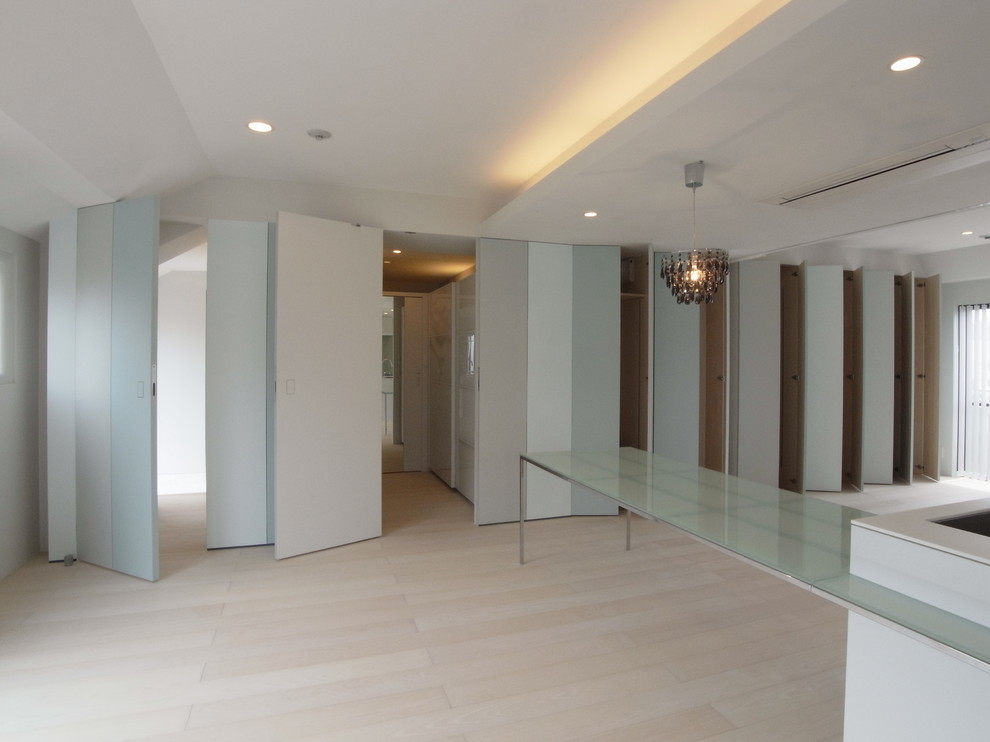 Offenes Modernes Wohnzimmer mit blauer Wandfarbe, Sperrholzboden und beigem Boden in Tokio