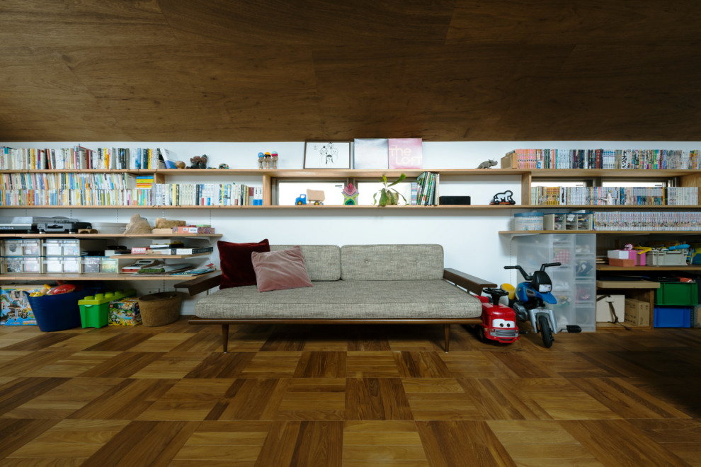 Exemple d'un petit salon moderne ouvert avec une bibliothèque ou un coin lecture, un mur blanc, un sol en bois brun, aucune cheminée, un téléviseur fixé au mur, un sol marron, un plafond en lambris de bois et du lambris de bois.